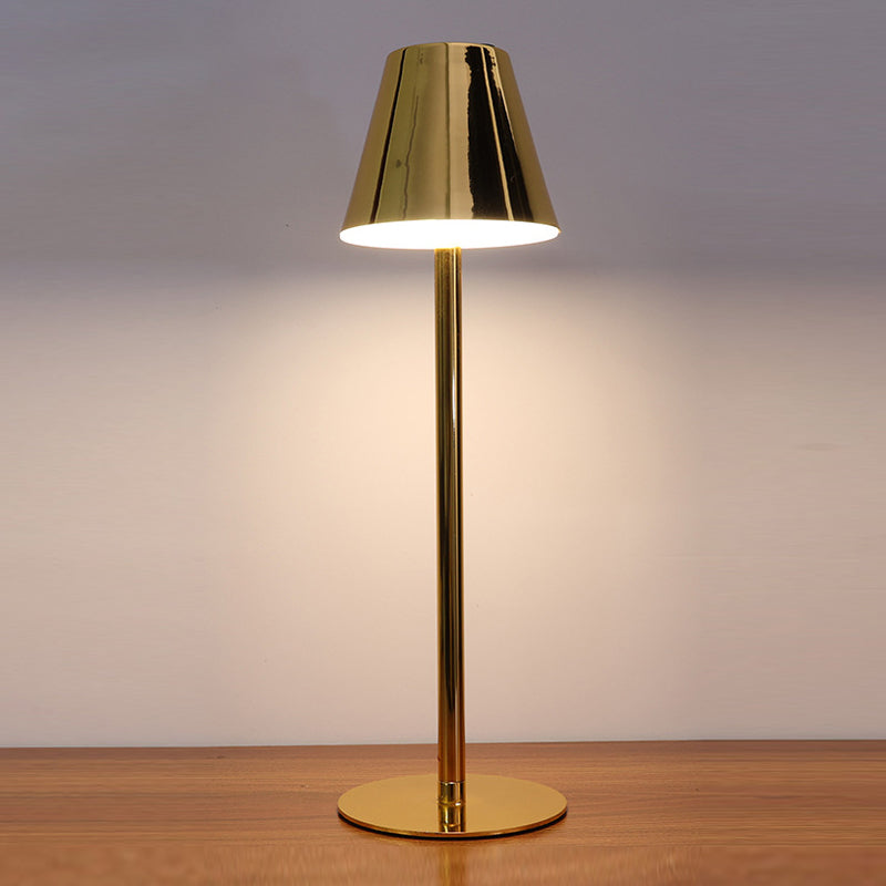 Lampada da tavolo contemporanea a 1 luce a cono in metallo a LED Light per sala da pranzo