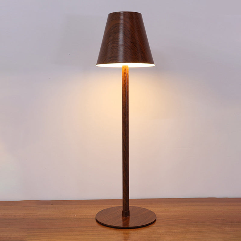Lampada da tavolo contemporanea a 1 luce a cono in metallo a LED Light per sala da pranzo