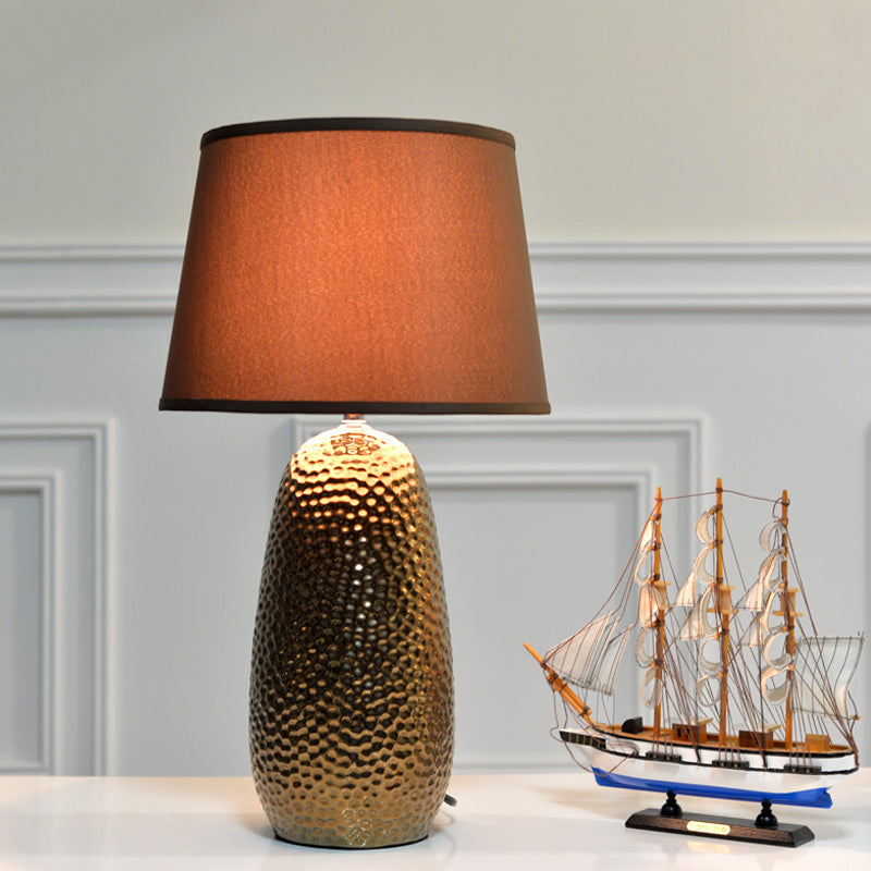 Lámpara de mesa posmoderna Cerámica de cono de 1 luces Luz de mesa marrón para dormitorio