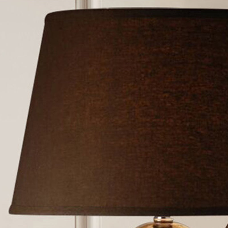 Lámpara de mesa posmoderna Cerámica de cono de 1 luces Luz de mesa marrón para dormitorio