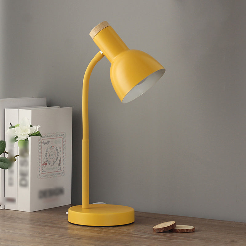 Lampada da tavolo a forma di campana in stile moderno Lampada da comodino in metallo a 1 luce