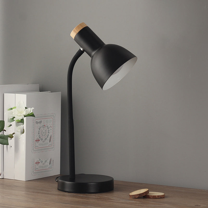 Lampada da tavolo a forma di campana in stile moderno Lampada da comodino in metallo a 1 luce