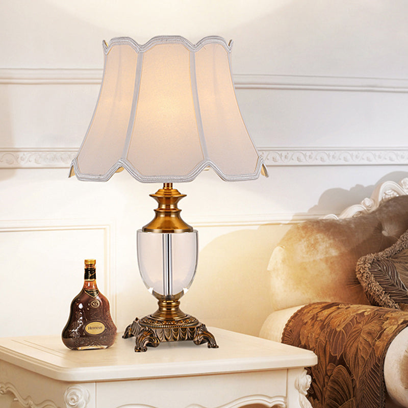 Modernismo Bell Shade Desk Babet 1 Bulb Table Light in White para el comedor