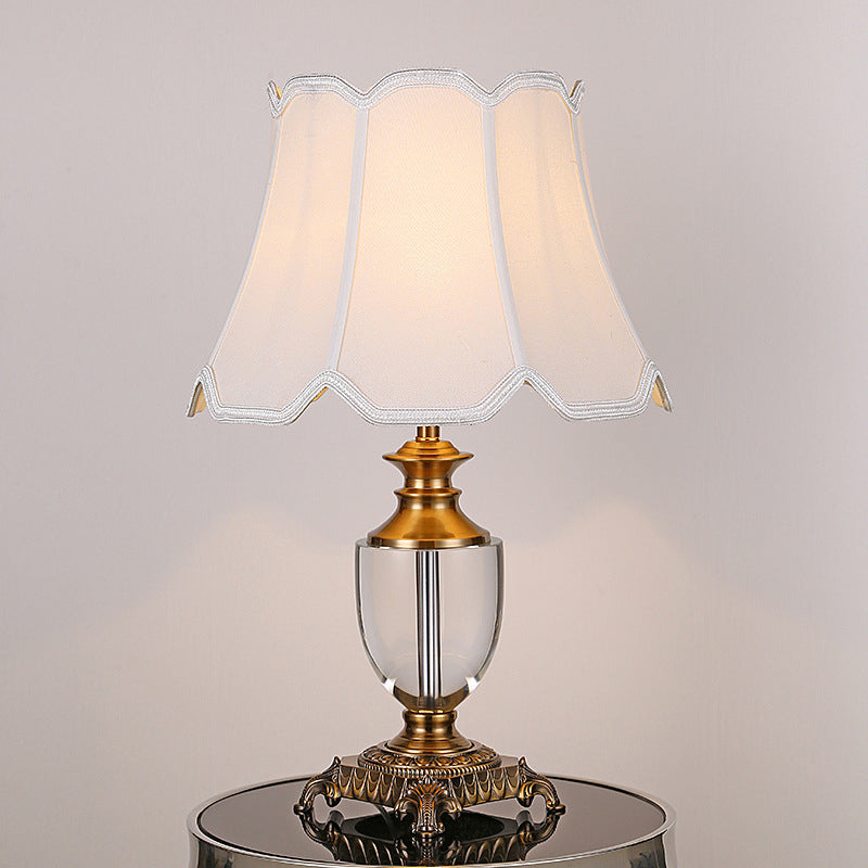 Modernismo Bell Shade Desk Babet 1 Bulb Table Light in White para el comedor