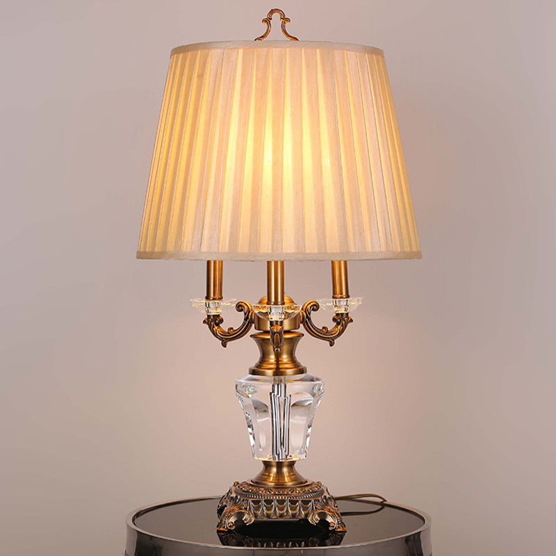 Stoff Falten -Schreibtischlampe moderne 1 Glühbirnen -Beige Tischlicht, geformte Bronze -Metallbasis