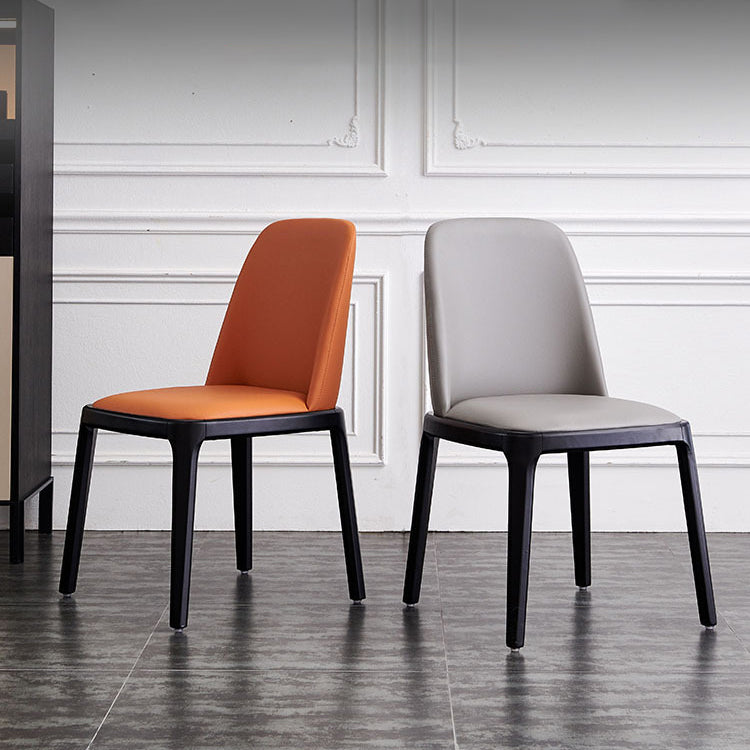 Silla auxiliar escandinava de cuero y madera de caucho Parsons Silla de comedor con acabado mate (juego de 2)