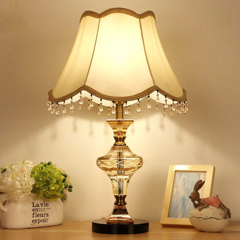 Lámpara de mesita de noche de campana de paneles beige 1 Luz de la noche de cristal facetado con la base con base en el jarrón