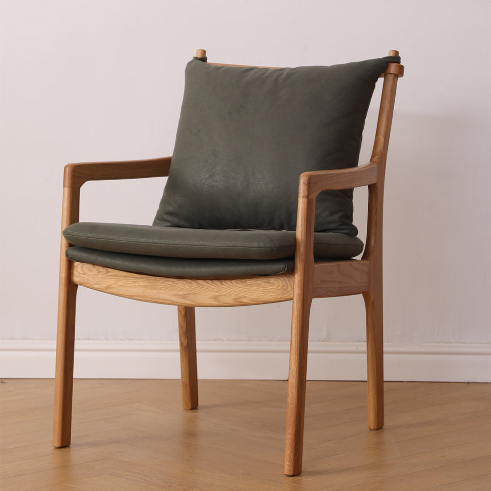 Cuisine de chaises en bois massif de style traditionnel dinant le fauteuil arrière de latte