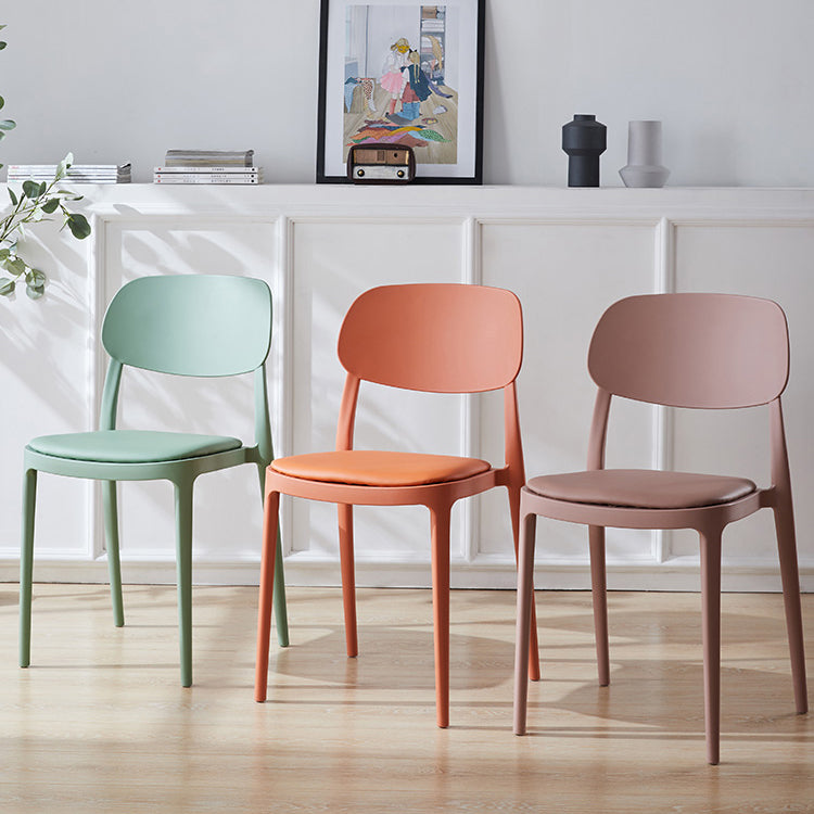 Chaise d'appoint de salon scandinave en plastique, finition mate, chaise de salle à manger à dossier ouvert
