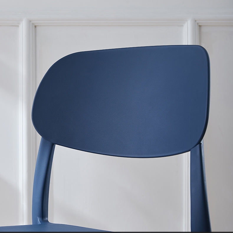 Chaise d'appoint de salon scandinave en plastique, finition mate, chaise de salle à manger à dossier ouvert