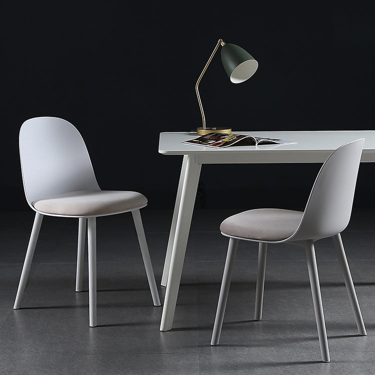 Silla auxiliar de comedor escandinavo de plástico Silla de comedor Parsons con acabado mate (juego de 4)