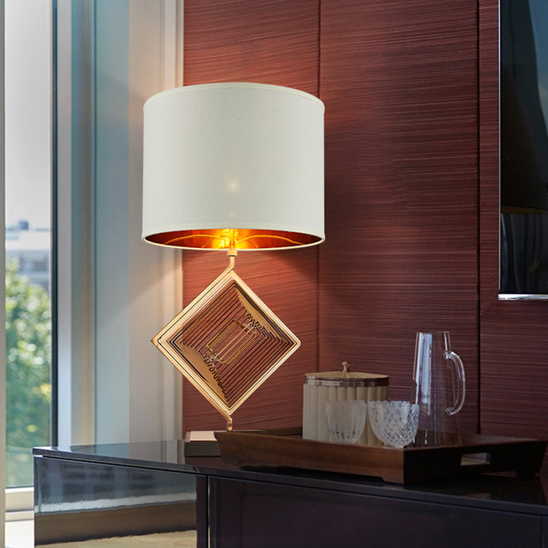 Metalen vierkante nachttafellamp Modern 1-lamps witte nachtkastjeverlichting met trommelstofkap