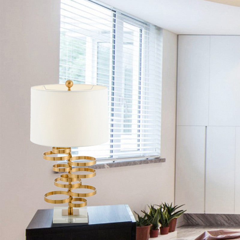 Lumo da comodino in metallo bianco post-moderno da tavolo da letto a 1 testa con tonalità in tessuto tamburo