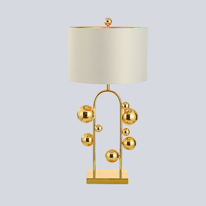 Lampada da comodino a sfera in metallo Postmoderna 1 luce Illuminazione da comodino in tessuto bianco per soggiorno
