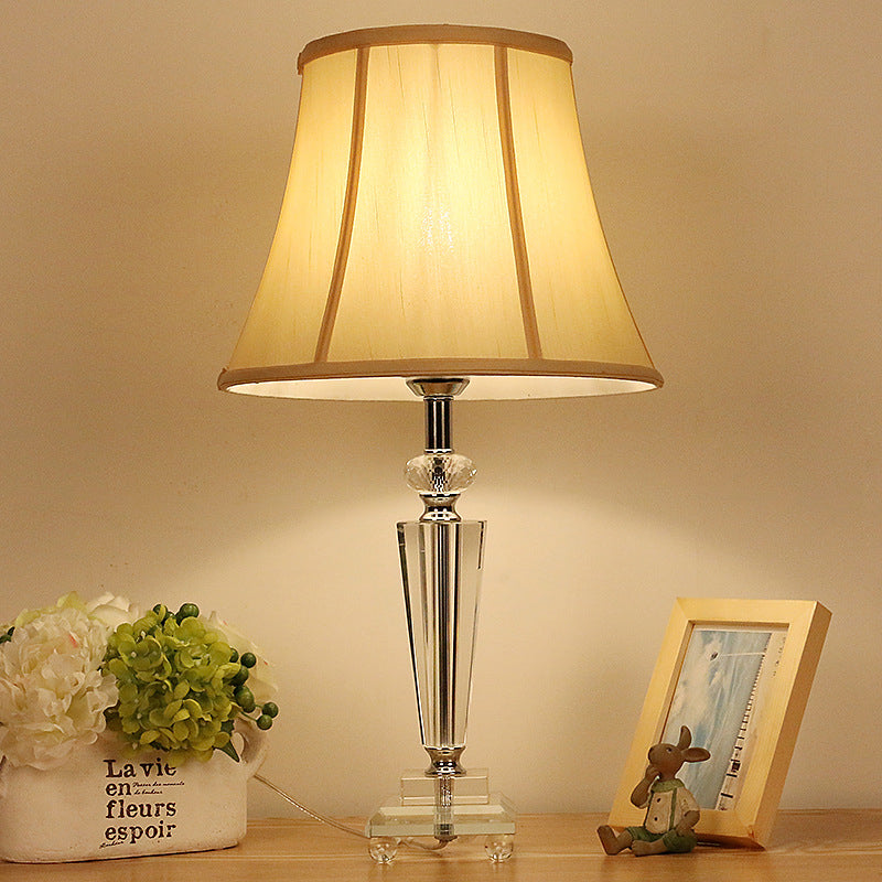 Clear Crystal Bell Nachttisch Licht zeitgenössischer 1-Licht beige Nachttischbeleuchtung für Schlafzimmer
