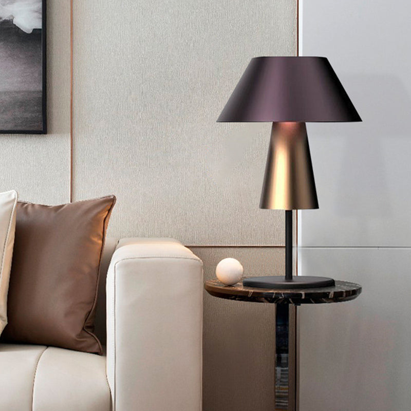 Postmoderne, sich verjüngte Nachttischlampe Metall 1-Licht Wohnzimmer Nachttisch Licht in Schwarz