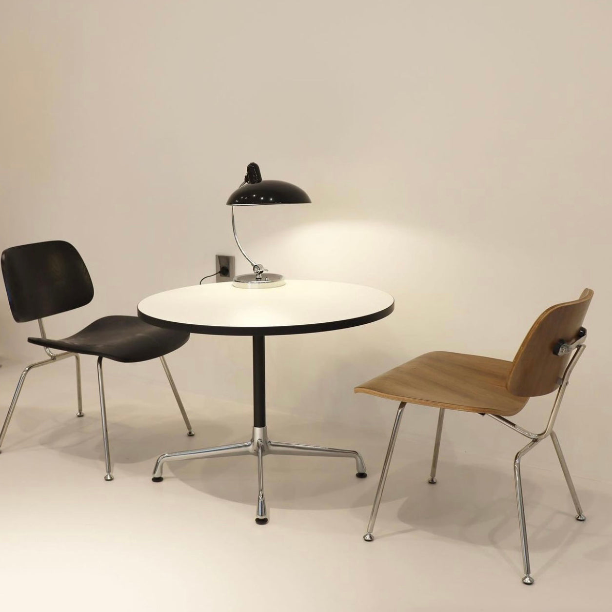 Metal Contemporary Round Dining Table Manufactured Wood Dining Table with Pedestal