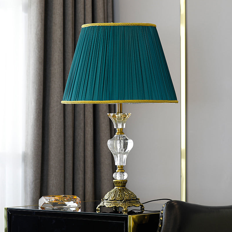 Éclairage de table de nuit conique en cristal, lampe de chevet moderniste dorée à 1 ampoule avec base en forme d'urne
