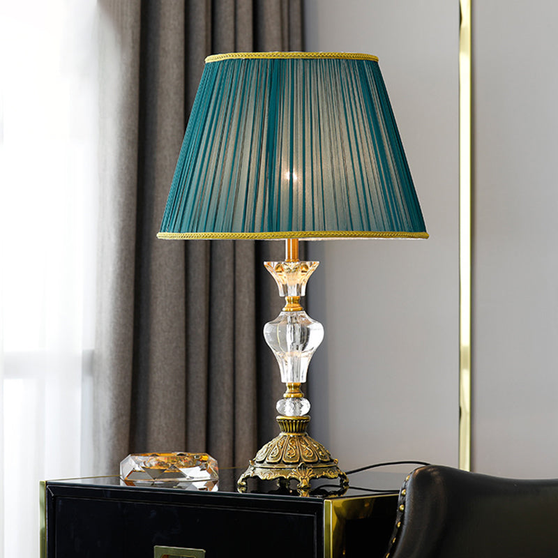 Iluminación de mesa de noche cónica de cristal Luz de mesita de noche dorada modernista de 1 bombilla con base en forma de urna