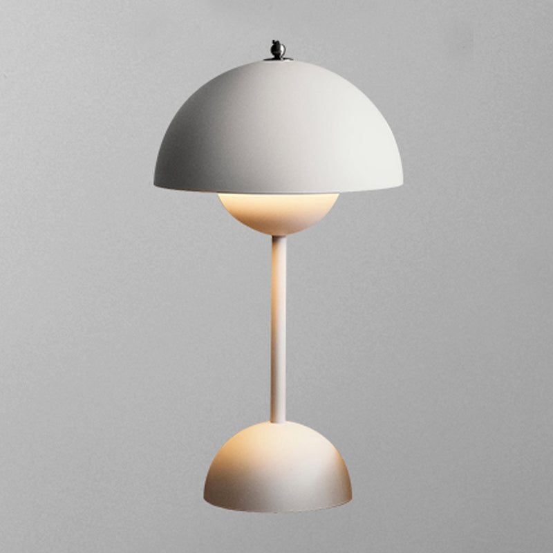 Lampada da tavolo a cupola nella moderna lampada da tavolo a singola luce in metallo creativo per camera da letto