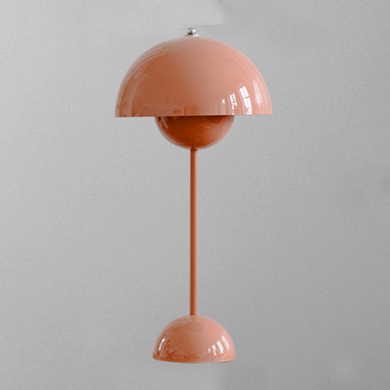 Lampada da tavolo a cupola nella moderna lampada da tavolo a singola luce in metallo creativo per camera da letto