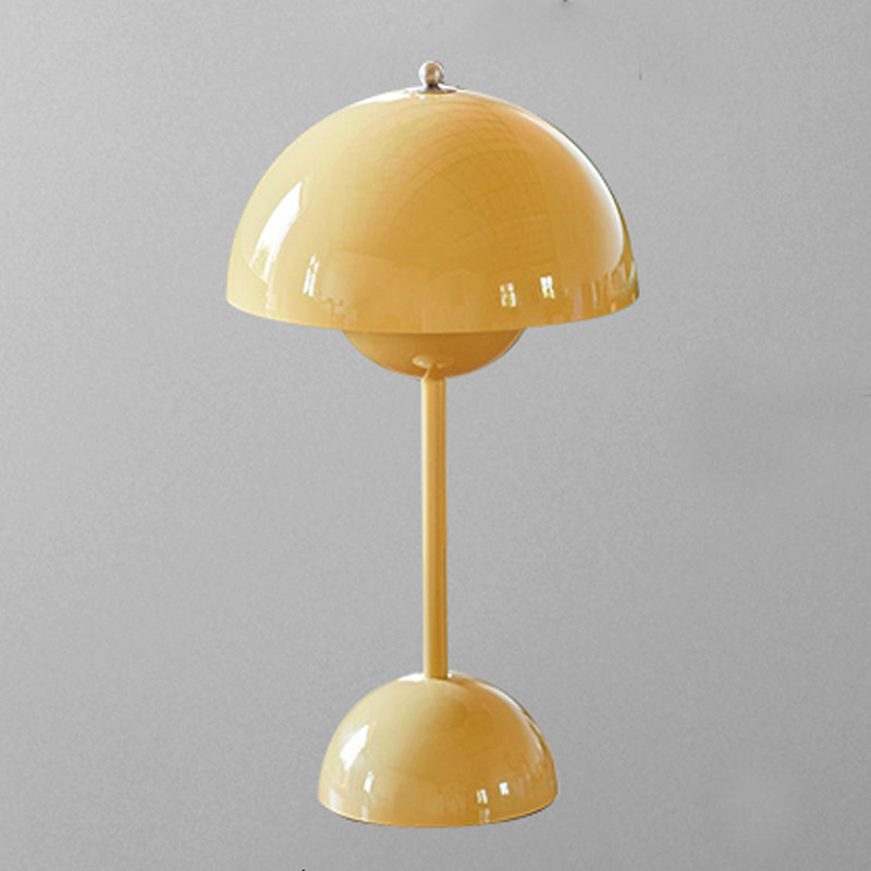 Lampada da tavolo a cupola nella moderna lampada da tavolo a singola luce in metallo creativo per camera da letto