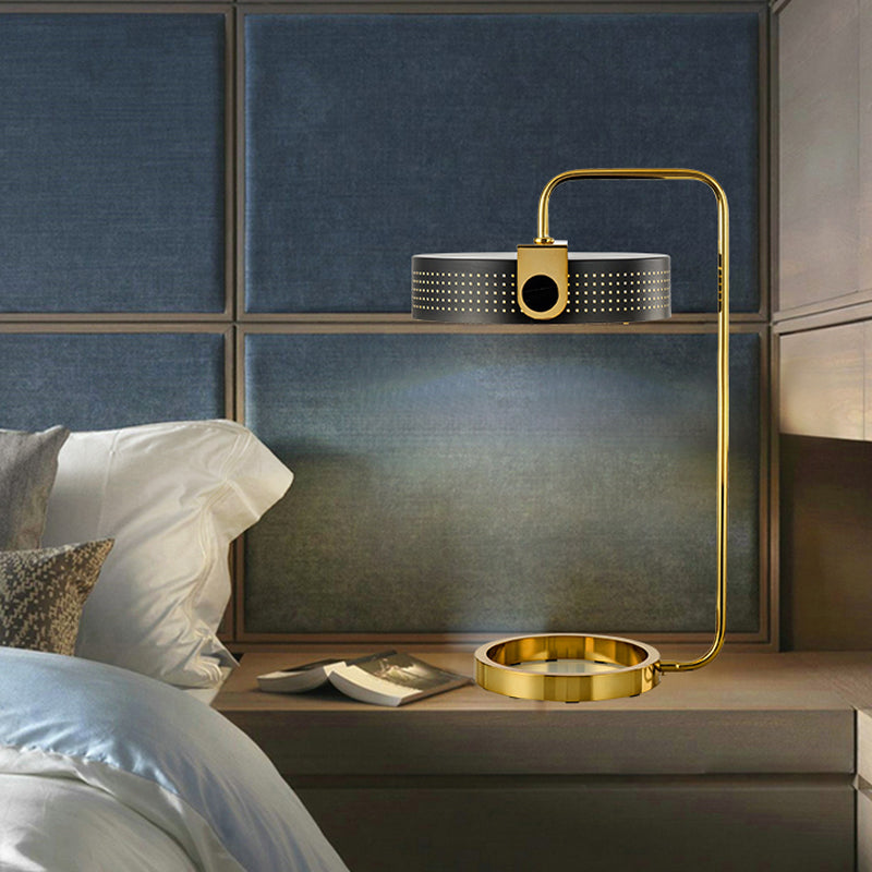 Lampada da tavolo notturna da letto da letto a 1 testa illuminazione nordica oro con tonalità metallica cava