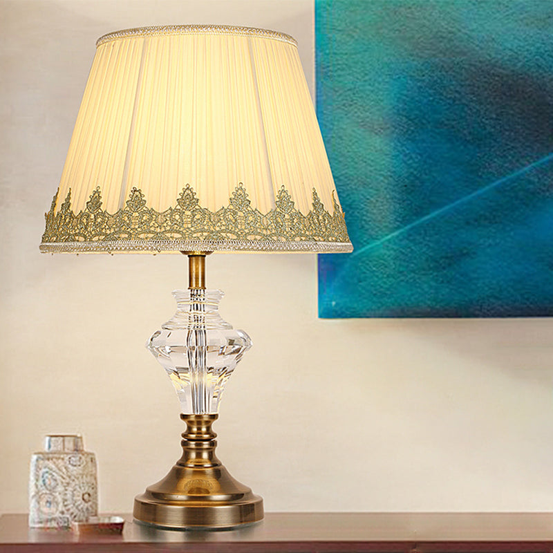 Zeitgenössischer gebogener Nachttisch Lampe handgeschnittene Kristall 1 Glühbirne Leslicht in Beige