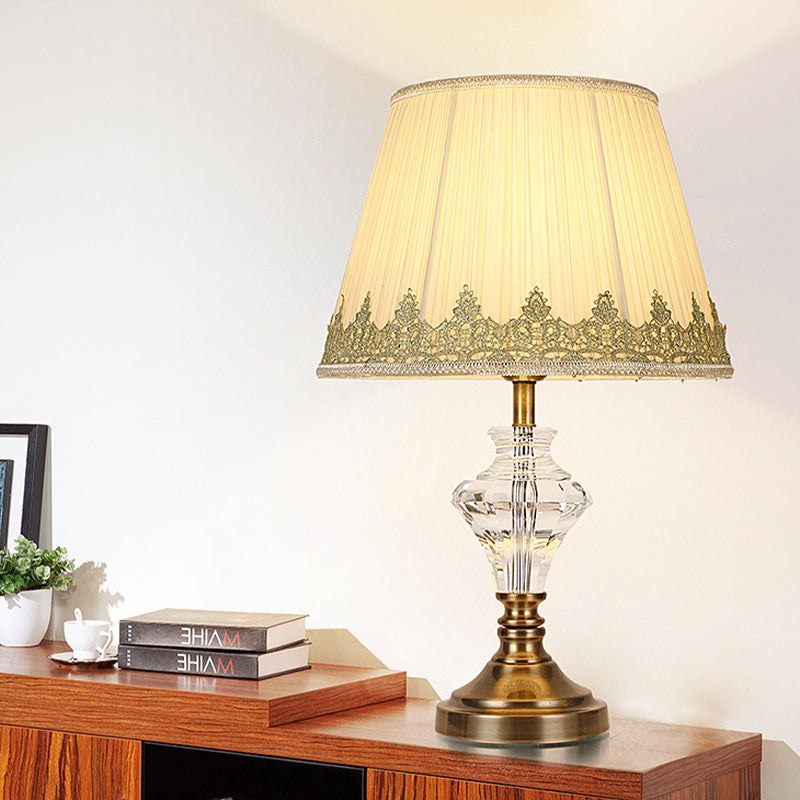 Zeitgenössischer gebogener Nachttisch Lampe handgeschnittene Kristall 1 Glühbirne Leslicht in Beige