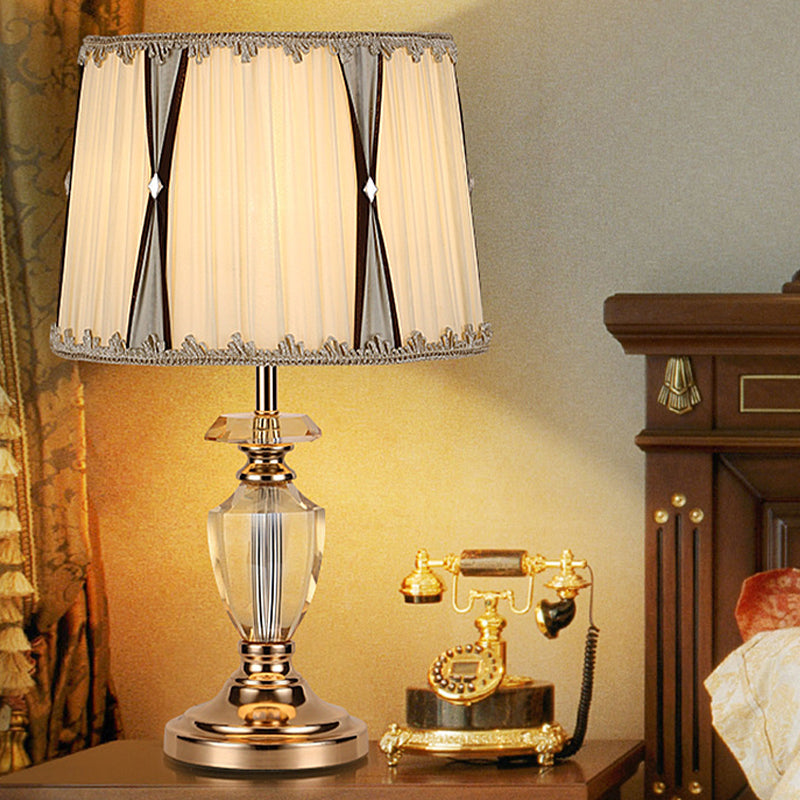 Lampada da tavolo moderna in tessuto con paralume a cono, 1 lampadina, piccola lampada da scrivania in beige per camera da letto