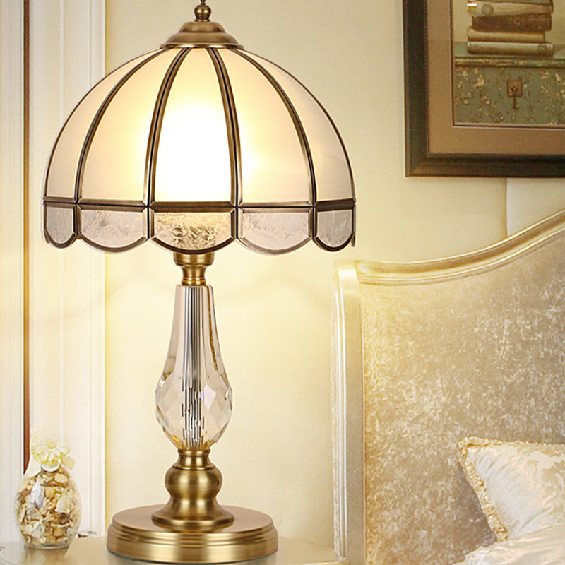 Eigentijdse tafellamp met 1 lamp, gouden paraplu, kleine bureaulamp met matglazen kap