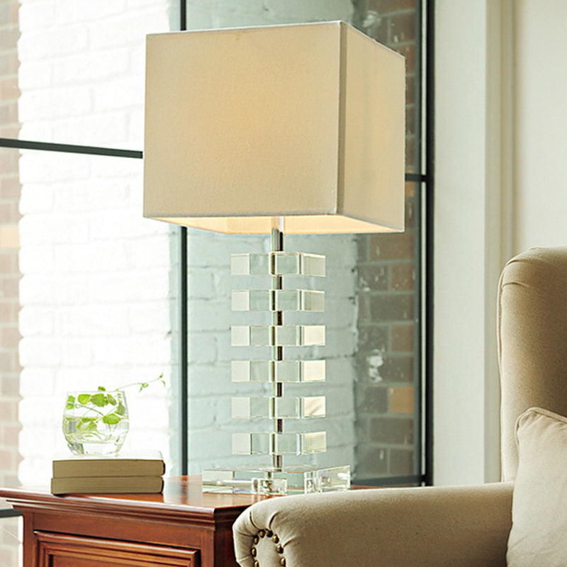 1 tête de salon de bureau Light Modern Clear Multi-couche Crystal Night Table Lampe avec une teinte en tissu beige cube