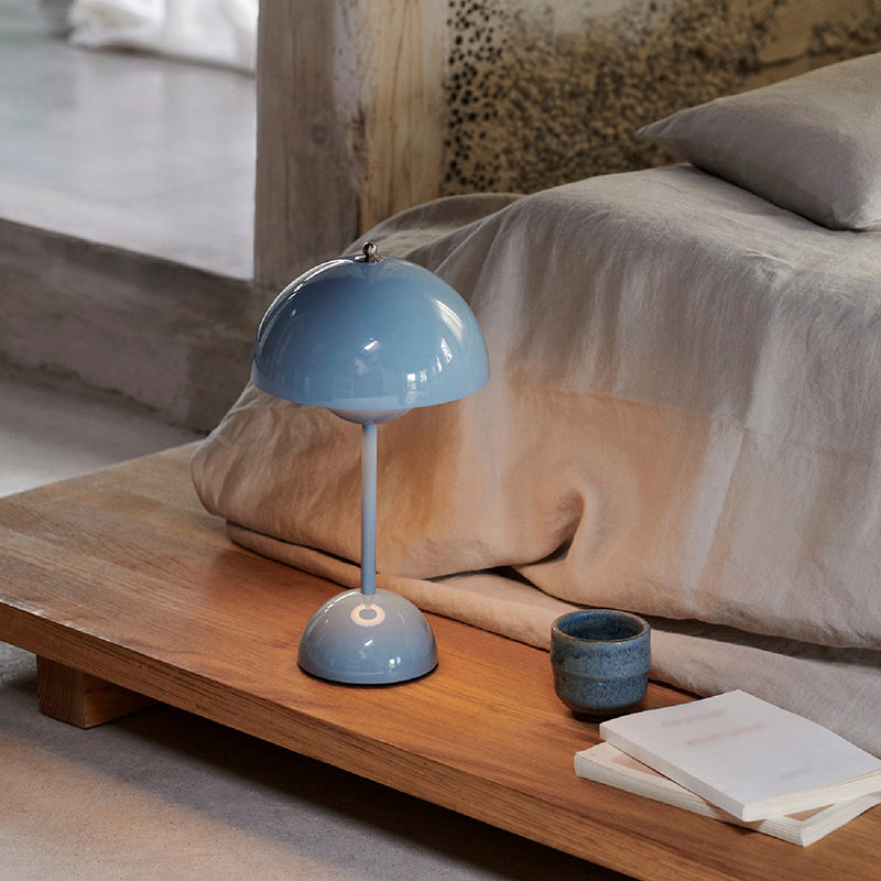Lampada da tavolo da notte in stile moderno a cupola in metallo un comodino leggero