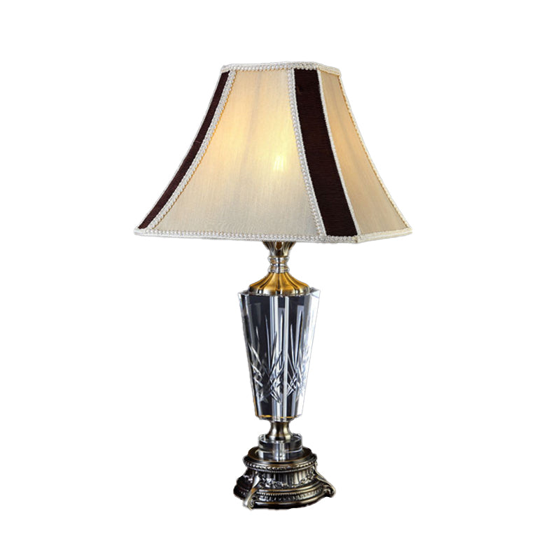 Fabric Bell tafellamp moderne beige bureaulamp met 1 kop en gebeeldhouwde bronzen metalen voet