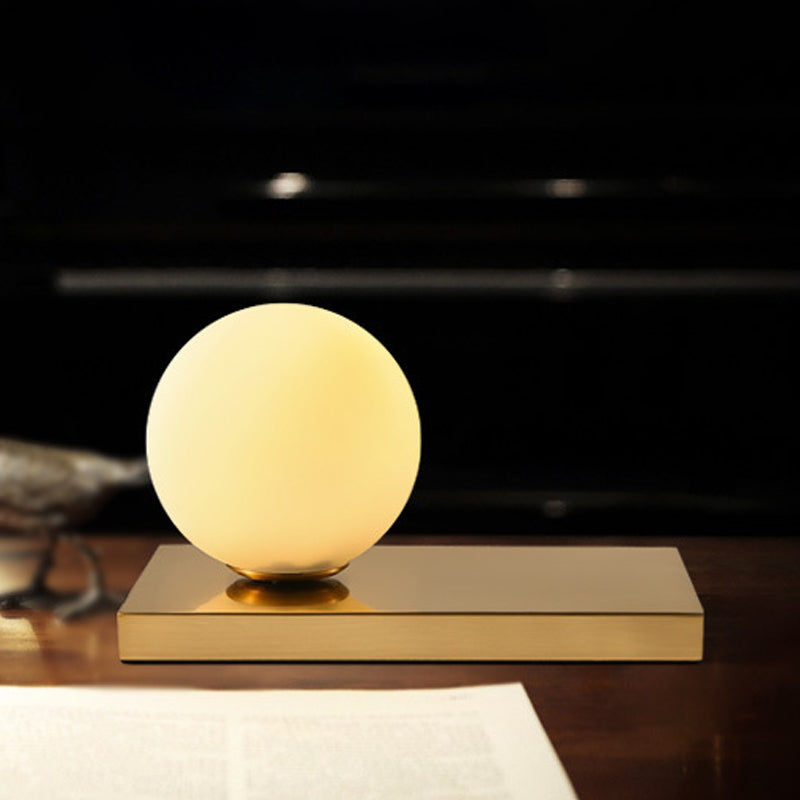 Lámpara de noche de mesa de oro de 1 bulbo de dormitorio con tono de vidrio blanco global con sombra de vidrio blanco