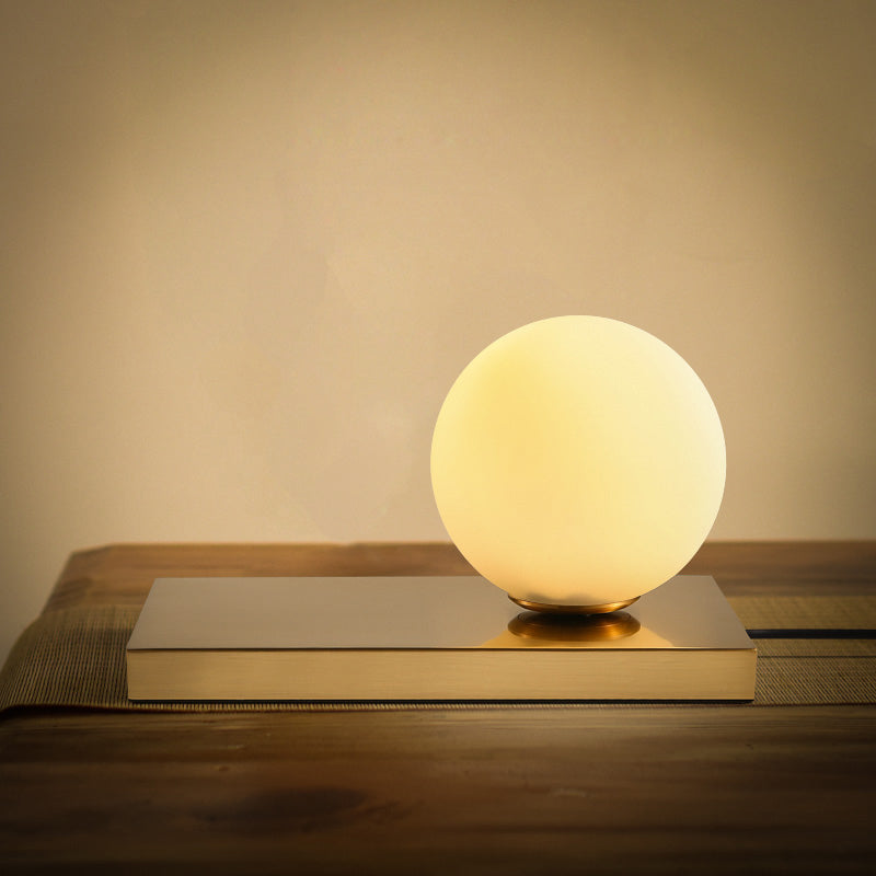 Lámpara de noche de mesa de oro de 1 bulbo de dormitorio con tono de vidrio blanco global con sombra de vidrio blanco