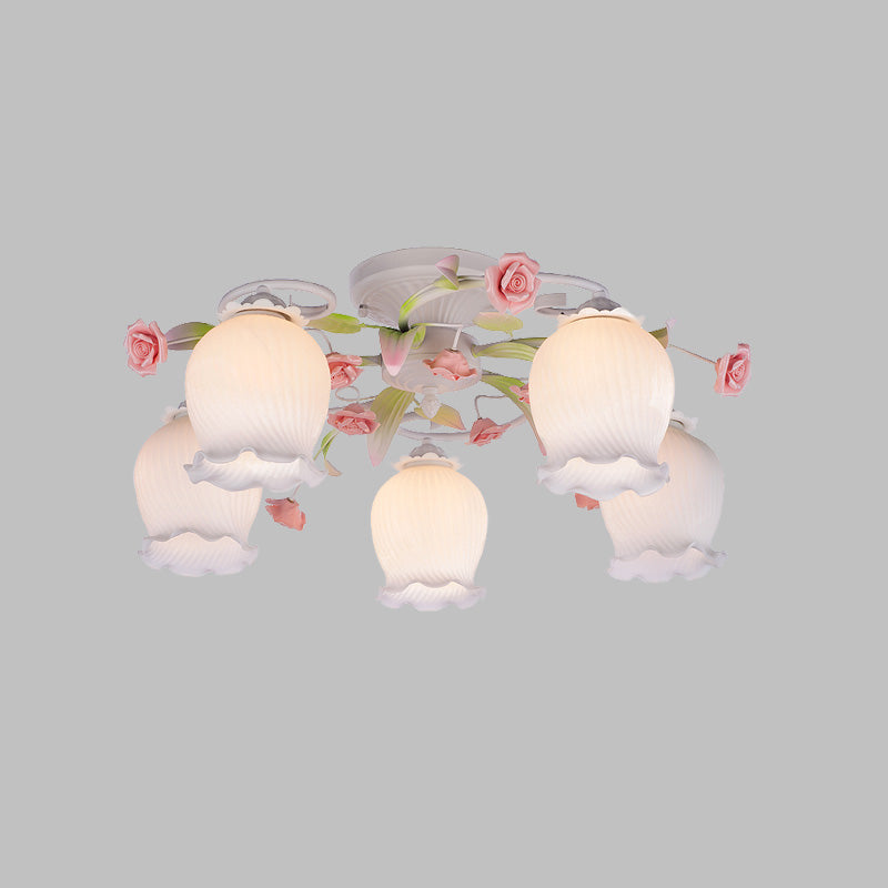 Aménagement de plafond blanc métallique fonquette 5 ampoules Semi-fleur de fleur pastorale Lumière pour chambre à coucher