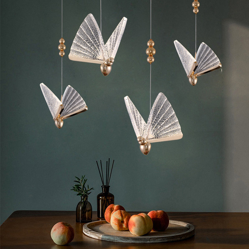 Iluminación colgante de mariposa luz acrílica moderna en oro para dormitorio