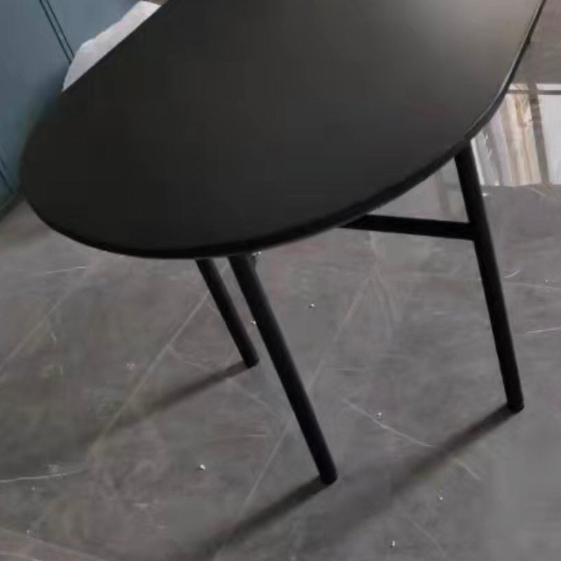 Ovaler minimalistischer Esstisch in Holzfarbe, fester Tisch mit Massivholz