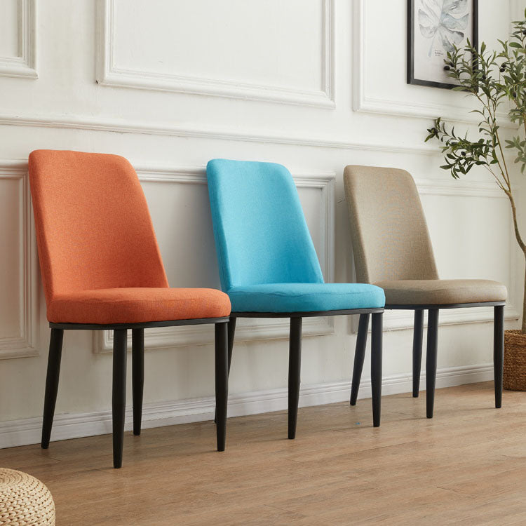 Silla de comedor moderna para interiores y exteriores, silla con respaldo sólido acolchado sin brazos de metal