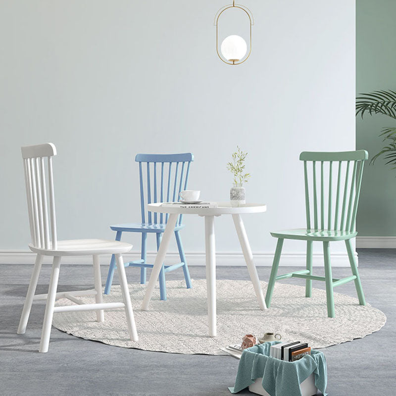 Silla auxiliar escandinava de interior tapizada en madera con respaldo Windsor (juego de 2)