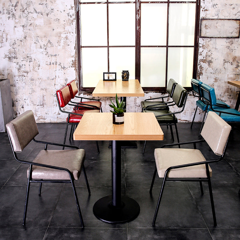 Silla de comedor industrial de cuero con respaldo abierto y acabado mate (juego de 4)