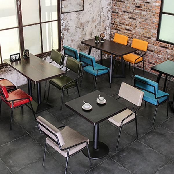 Silla de comedor industrial de cuero con respaldo abierto y acabado mate (juego de 4)