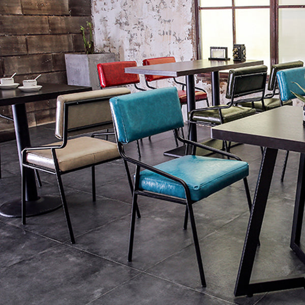 Silla de comedor industrial de cuero con respaldo abierto y acabado mate (juego de 4)