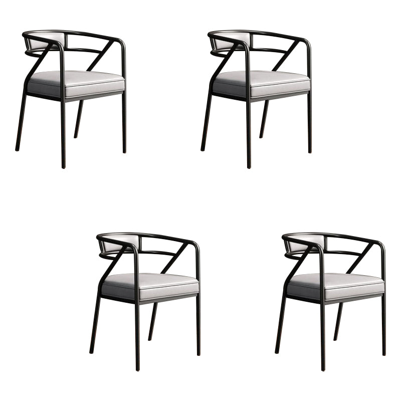 Chaise de salle à manger à dossier ouvert au fini mat avec accoudoirs industriels rembourrés (Ensemble de 4)
