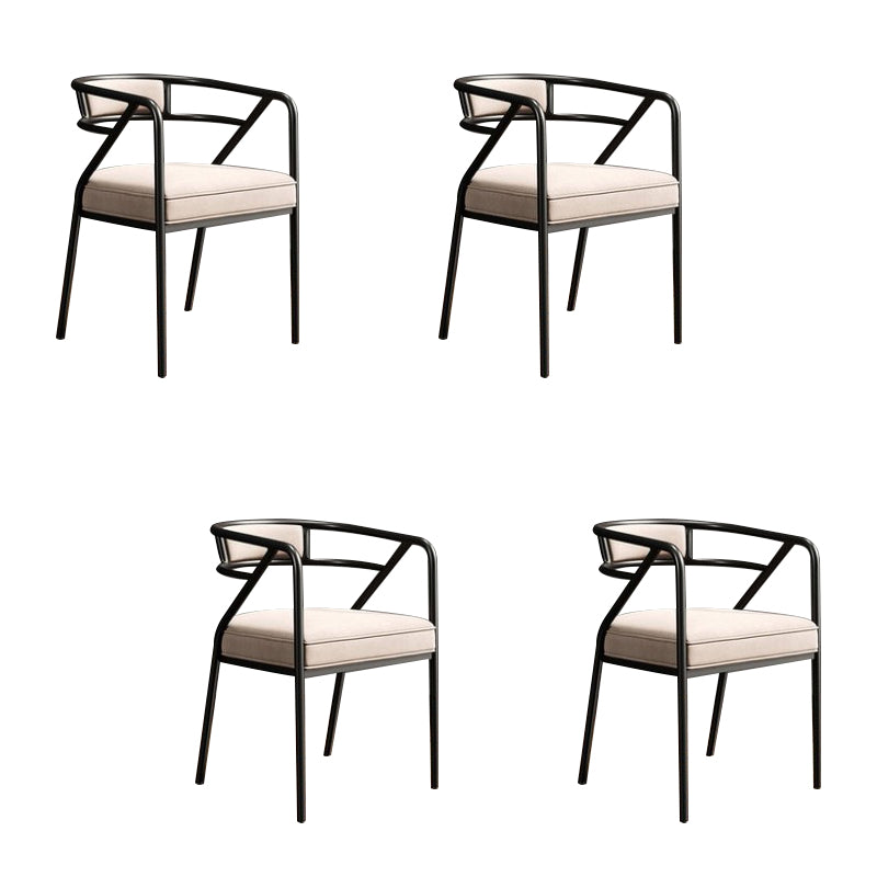 Chaise de salle à manger à dossier ouvert au fini mat avec accoudoirs industriels rembourrés (Ensemble de 4)
