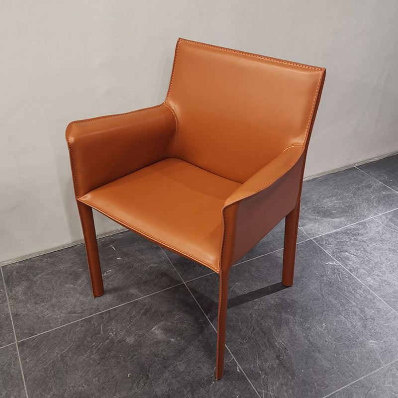 Silla de comedor individual con respaldo sólido y acabado mate de cuero con silla de montar para el hogar de estilo diseñador