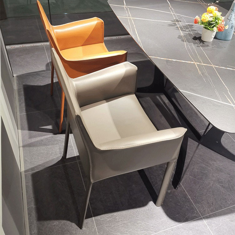 Silla de comedor individual con respaldo sólido y acabado mate de cuero con silla de montar para el hogar de estilo diseñador
