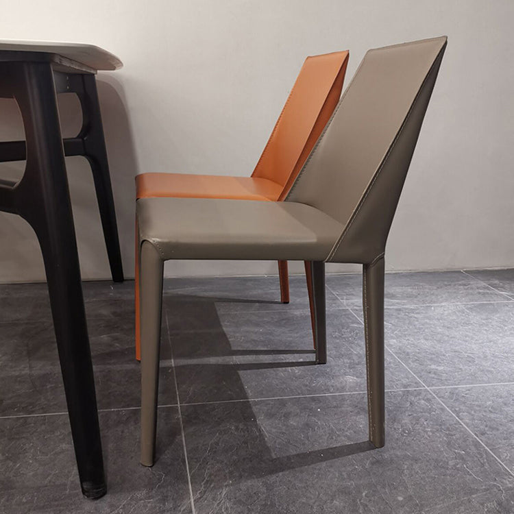 Silla de comedor individual con respaldo sólido y acabado mate de cuero con silla de montar para el hogar de estilo diseñador