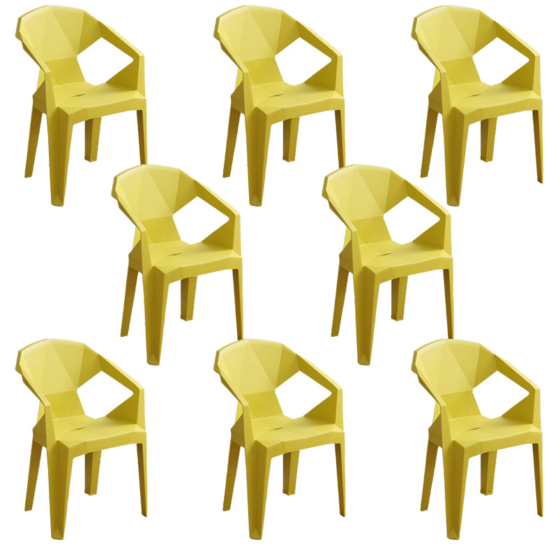 El brazo de cena al aire libre moderno preside el patio trasero lateral plástico que cena los sillones